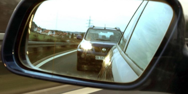Auto Klub – ‘Blicanje’ može biti itekako skupo: Evo koliko iznosi kazna za požurivanje drugih vozača ispred vas!
