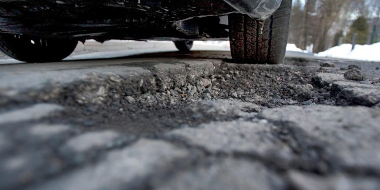 Auto Klub – Hoće li rupe na cesti postati prošlost? Znanstvenici razvili asfalt koji se ‘sam popravlja’