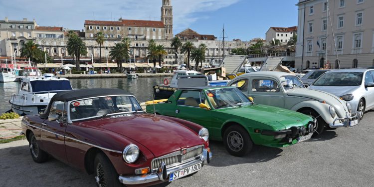 Auto Klub – Imaju manji ‘karbonski otisak’ od električnih: Studija dokazala koliko zaista zagađuju klasični automobili