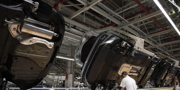 Auto Klub – Jeste li znali s koliko litara goriva u spremniku novi auti napuštaju tvornicu? Nekoliko čimbenika ovisi o količini