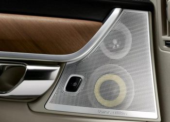 Auto Klub – Kakav blam: Kupac premium automobila otvorio zvučnik i ugledao krivitvorinu