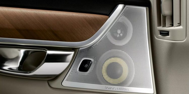 Auto Klub – Kakav blam: Kupac premium automobila otvorio zvučnik i ugledao krivitvorinu