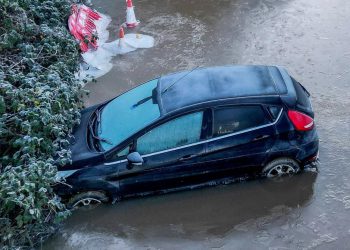 Auto Klub – Ledeno doba u Detroitu: Pogledajte nevjerojatne prizore auta koji su zapeli u zaleđenom ‘jezeru’