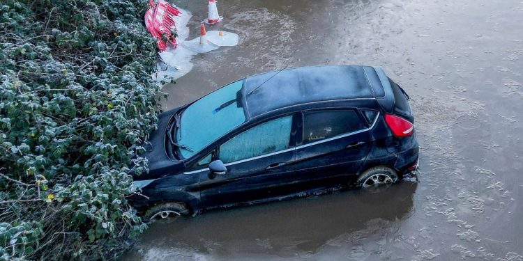 Auto Klub – Ledeno doba u Detroitu: Pogledajte nevjerojatne prizore auta koji su zapeli u zaleđenom ‘jezeru’