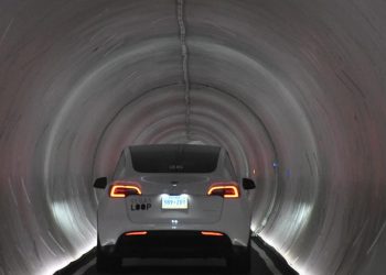 Auto Klub – Luda ideja? Musk u Dubaiju gradi podzemni tunel u kojem će Tesle ‘glumiti vlakove’