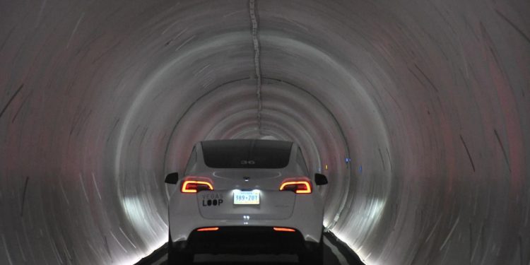 Auto Klub – Luda ideja? Musk u Dubaiju gradi podzemni tunel u kojem će Tesle ‘glumiti vlakove’