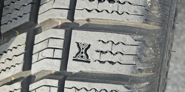 Auto Klub – Misteriozna oznaka: Svi se pitaju što znači ovaj znak na auto gumama, sve do nedavno nije ni postojao