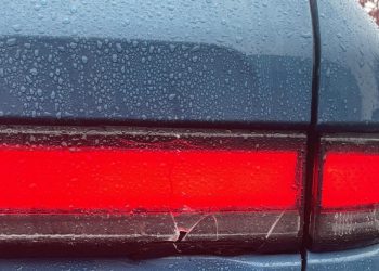 Auto Klub – ‘Mora podići kredit’: Pogodite koliko košta popravak ove male štete na električnom automobilu