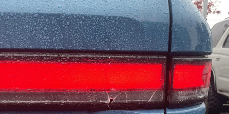 Auto Klub – ‘Mora podići kredit’: Pogodite koliko košta popravak ove male štete na električnom automobilu