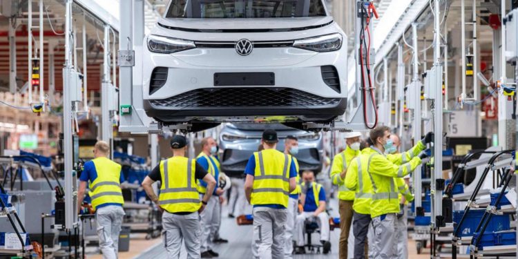 Auto Klub – Otpuštanje 35.000 radnika nije dovoljno: Volkswagen mora još više ‘rezati’