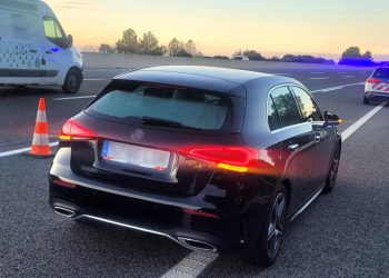 Auto Klub – Pijani i bez vozačkih u Mercedesu ostali bez goriva na autocesti, a pravi šok je uslijedio kad su policajci vidjeli što skrivaju u autu…