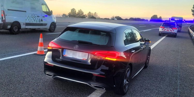 Auto Klub – Pijani i bez vozačkih u Mercedesu ostali bez goriva na autocesti, a pravi šok je uslijedio kad su policajci vidjeli što skrivaju u autu…