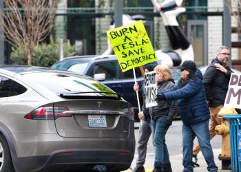 Auto Klub – Popuno se promijenio: Elona Muska sada više podržavaju vlasnici benzinaca nego vlasnici električnih vozila