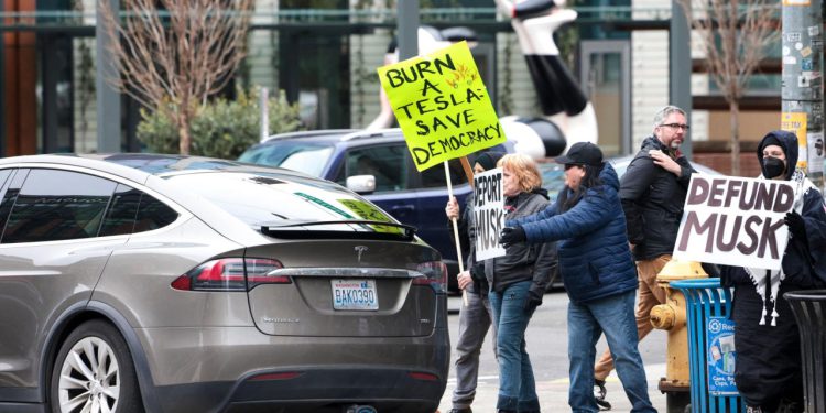Auto Klub – Popuno se promijenio: Elona Muska sada više podržavaju vlasnici benzinaca nego vlasnici električnih vozila