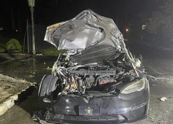 Auto Klub – Prevrnuti tegljač zdrobio Teslu: Oduševljeni vlasnik Modela 3 odmah kupio još jedan