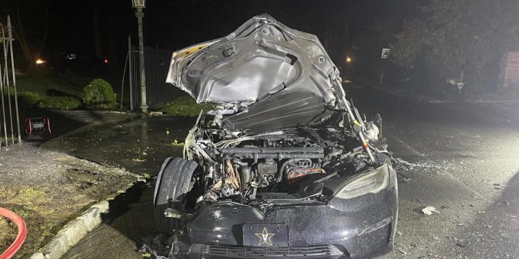 Auto Klub – Prevrnuti tegljač zdrobio Teslu: Oduševljeni vlasnik Modela 3 odmah kupio još jedan