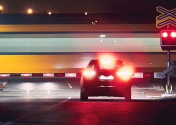 Auto Klub – Probio rampu i zabio se u brzi vlak: Pogledajte kamikazu u Mercedesu