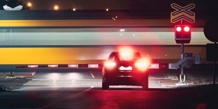 Auto Klub – Probio rampu i zabio se u brzi vlak: Pogledajte kamikazu u Mercedesu