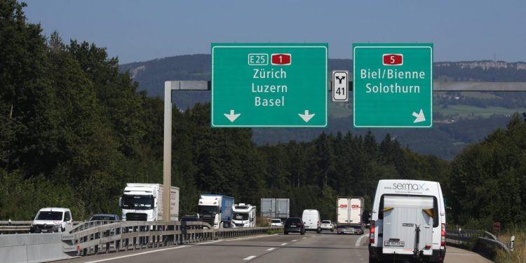 Auto Klub – Sud presudio: Vozač BMW-a dobio enormnu kaznu od 104.000 eura. Razlog: Držao je premali razmak na autocesti