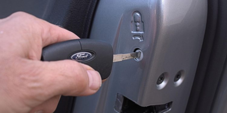 Auto Klub – Svi ga automobili imaju, ali malotko zna čemu zapravo služi maleni utor u stražnjim vratima