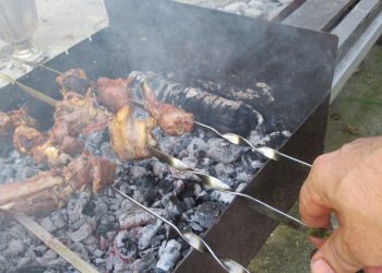 Auto Klub – Tempirana bomba na cesti: Pogledajte autobus pretvoren u vilu na kotačima s bazenom i roštiljem
