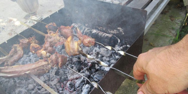 Auto Klub – Tempirana bomba na cesti: Pogledajte autobus pretvoren u vilu na kotačima s bazenom i roštiljem