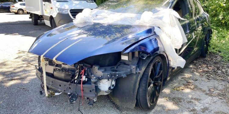 Auto Klub – Tesla tuži vlastite kupce: Njezini su roditelji ozlijeđeni u sudaru, a na kraju je morala platiti odštetu
