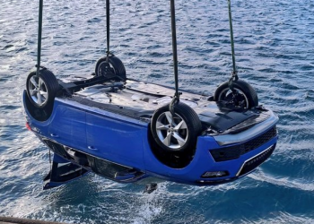 Auto Klub – Zaboravni vlasnik nije podigao ručnu i njegova je Škoda završila u moru: ‘Platit će kaznu za zagađenje okoliša’