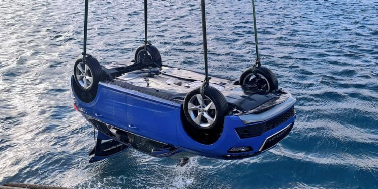 Auto Klub – Zaboravni vlasnik nije podigao ručnu i njegova je Škoda završila u moru: ‘Platit će kaznu za zagađenje okoliša’