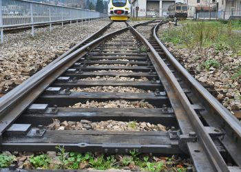 Auto Klub – Zar se nije mogao pomaknuti? Pogledajte suludi potez ovog vozača Jeepa na željezničkim tračnicama