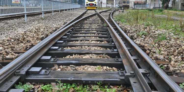 Auto Klub – Zar se nije mogao pomaknuti? Pogledajte suludi potez ovog vozača Jeepa na željezničkim tračnicama