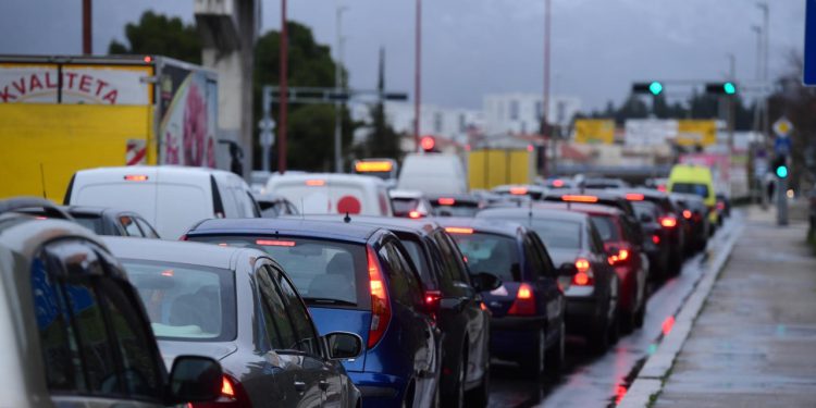 Auto Klub – Zašto se stvaraju gužve bez ikakvog razloga poput sudara ili kvara na cesti? Za to je kriv ‘efekt gusjenice’