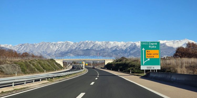 Autoceste A1 i A6 prema moru i magistrala pod Velebitom zbog bure otvorene samo za osobna vozila