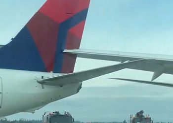 Avion Japan Airlines sudara se s Delta Jet -om u zračnoj luci Seattle