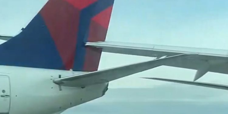 Avion Japan Airlines sudara se s Delta Jet -om u zračnoj luci Seattle