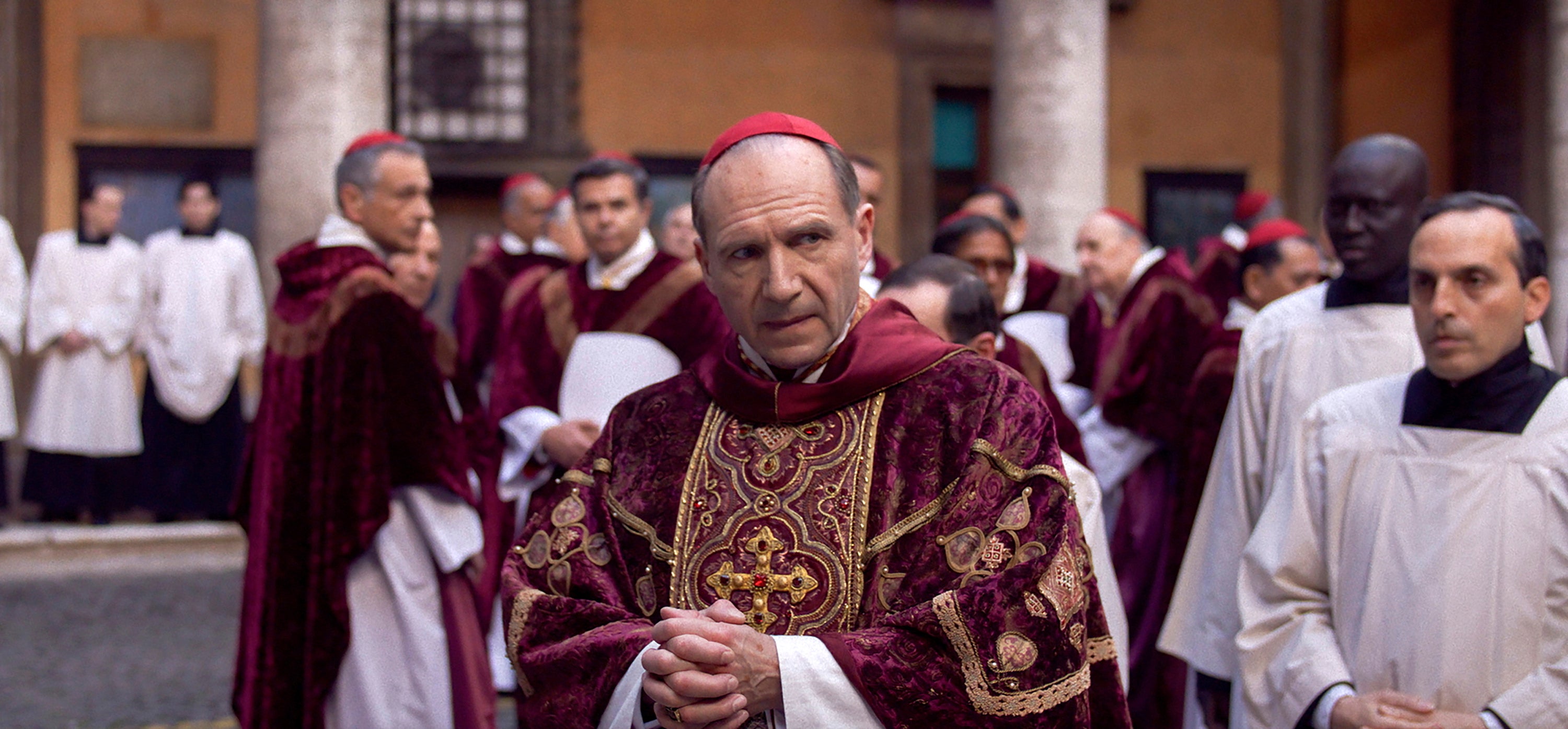 Ralph Fiennes u sceni iz 'Conclave'