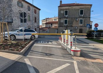 BIZARNO Policija u Umagu ne može na intervenciju bez da plati parking kartu! Što je vatrogascima, hitnom pomoći…?