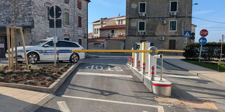 BIZARNO Policija u Umagu ne može na intervenciju bez da plati parking kartu! Što je vatrogascima, hitnom pomoći…?