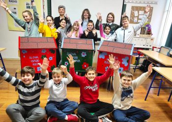 Bakarski osnovnoškolci postavljaju mini drvene knjižnice