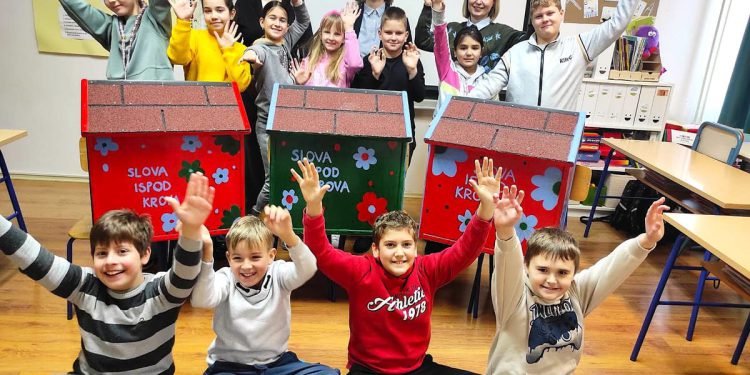 Bakarski osnovnoškolci postavljaju mini drvene knjižnice