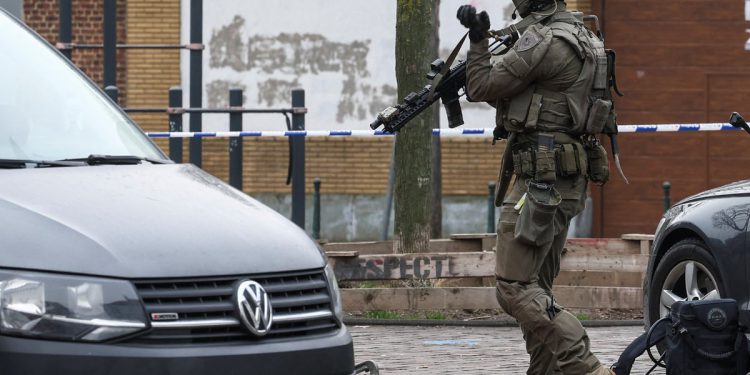 Belgijska policija lovi na maskirane naoružane naoružane nakon pucanja ispred metroa Bruxelles