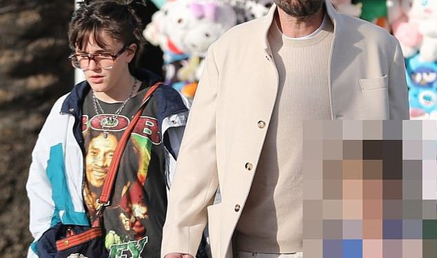 Ben Affleckova srednja dječja peraja, 16 godina, ljulja novu frizuru dok je posjećivao akvarij s poznatim ocem i prijateljem