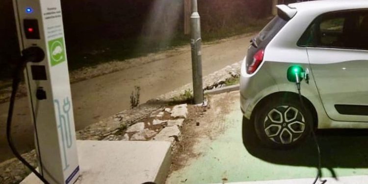 Besplatna javna e-punionica na Hvaru