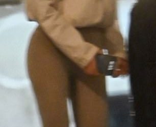 Bianca Censori napokon se prikriva dok se ona i Kanye West prvi put vide otkako je goli Grammys kaskader – ali ona nastavlja temu s ocjenom x u golim gamašama za noćni datum