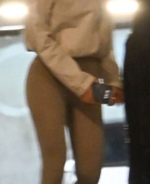 Bianca Censori napokon se prikriva dok se ona i Kanye West prvi put vide otkako je goli Grammys kaskader – ali ona nastavlja temu s ocjenom x u golim gamašama za noćni datum