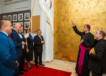 Biskup Roko Glasnović blagoslovio novi gradski barjak svetog Vlaha, izradio ga je Dubravko Kovačević