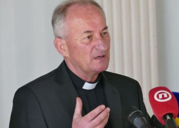 Biskup emotivno traži oprost za svećenike pedofile s Hvara, pozivaju žrtve da se jave