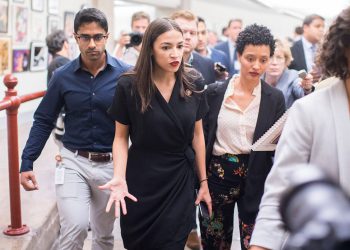 Bivši šef osoblja AOC -a najavljuje kandidaturu do uklanjanja Pelosija