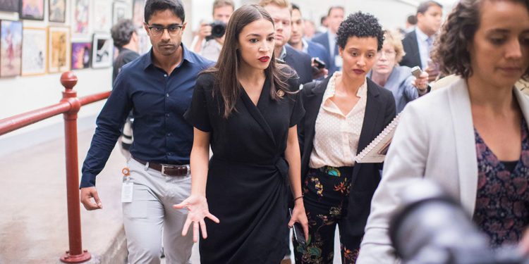 Bivši šef osoblja AOC -a najavljuje kandidaturu do uklanjanja Pelosija