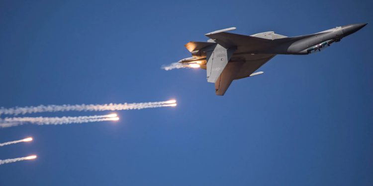 Blizak susret kineskog i australskog aviona uz ispaljivanje toplinskih mamaca